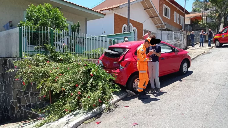 Carro desce rua de ré e provoca acidente