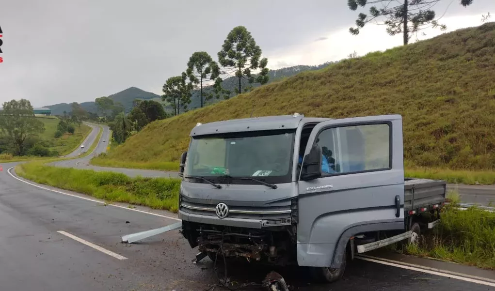Caminhão sai da pista após aquaplanar