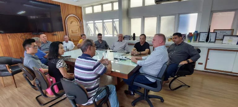 Prefeitura de Poços recebe investidores chineses para futuras parcerias