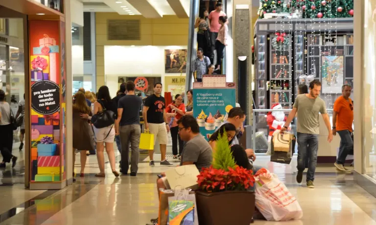 Compras de Natal devem movimentar mais de R$ 74 bilhões, diz pesquisa