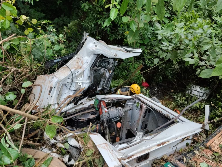 Caminhão tomba e motorista fica preso às ferragens em rodovia