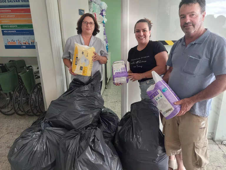 Pai e filha trocam presentes de aniversário por doação de fraldas para a Santa Casa