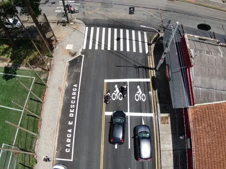 Rua na zona oeste tem área experimental de espera para motociclistas
