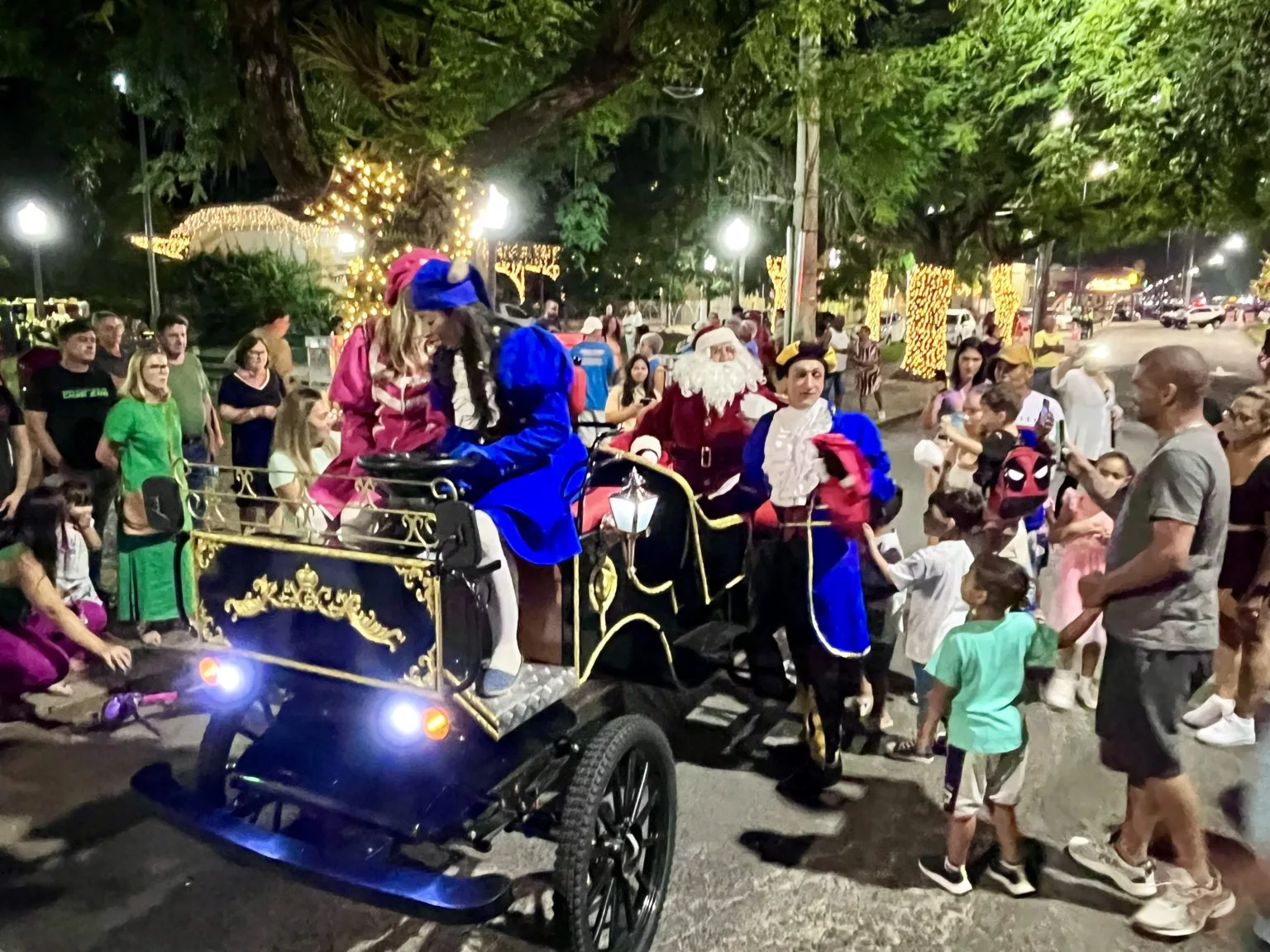 Papai Noel chega de carruagem elétrica para inauguração da casa natalina