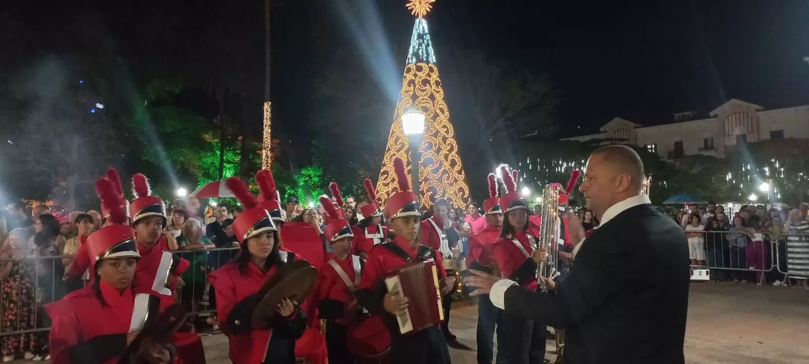 Parada de Natal atrai e encanta moradores e turistas em Poços