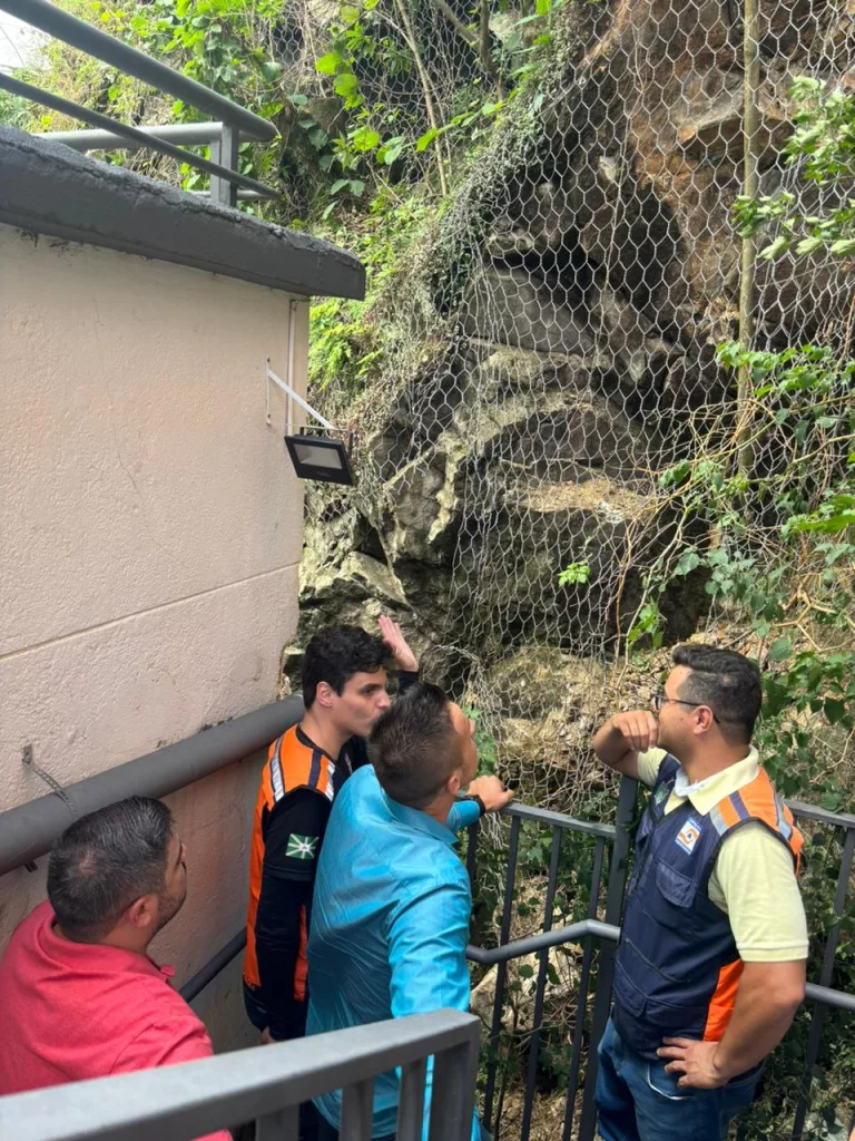 Defesa Civil pede reforço na contenção de pedras ao fundo da Câmara