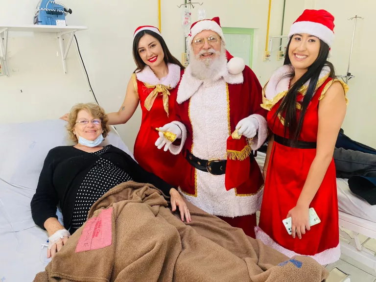 Papai Noel do Shopping visita pacientes da Santa Casa