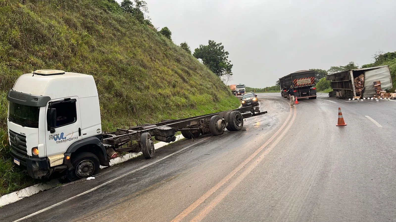 Baú se desprende de caminhão e provoca acidente na BR-146
