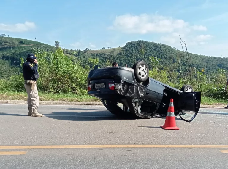 Carro é atingido na traseira, bate em barranco e capota