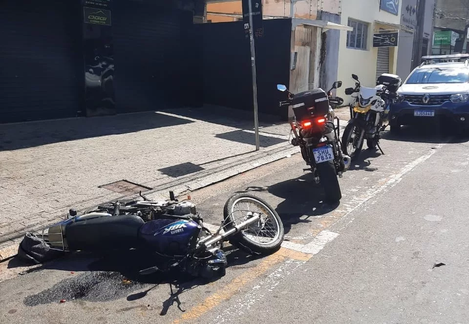 Durante surto, homem danifica moto da esposa