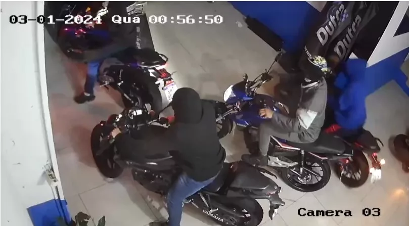 Polícia detém 10 suspeitos de arrombar concessionária e furtar 11 motos; 2 são procurados