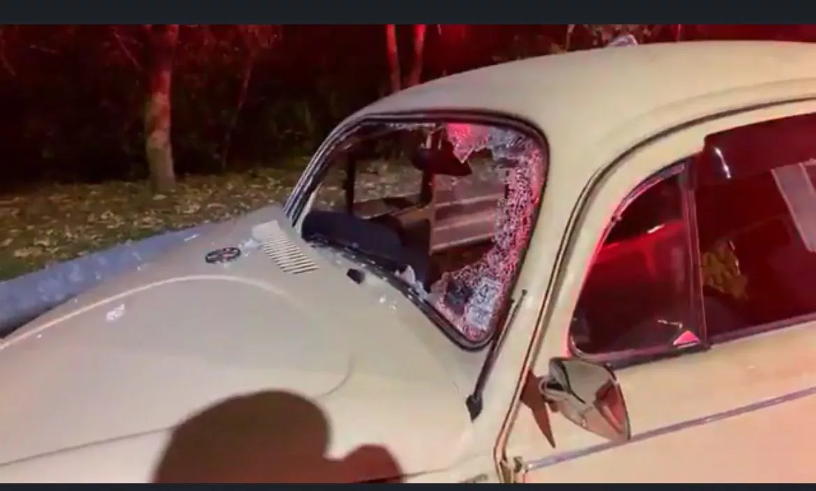 Fusca bate em grade de proteção e duas pessoas ficam feridas