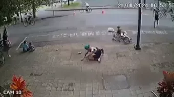 Idosa tenta atravessar a rua durante prova ciclística e acaba atropelada