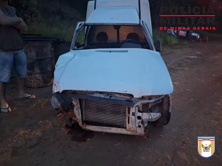 Fiorino roda na pista e provoca acidente com outro veículo