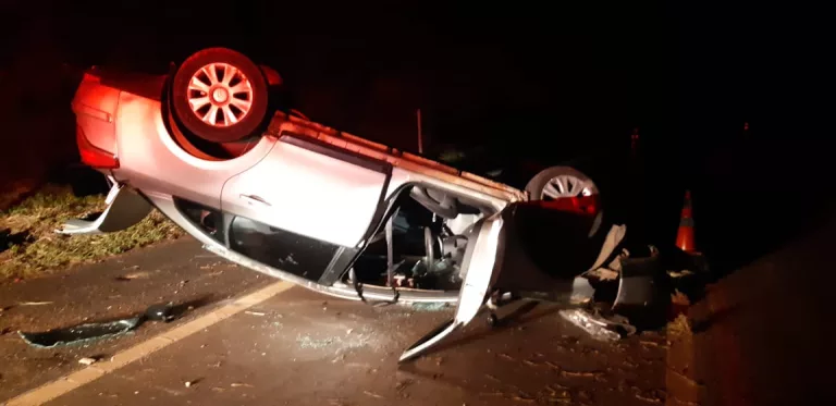 Mulher perde o controle do carro e capota na BR-146