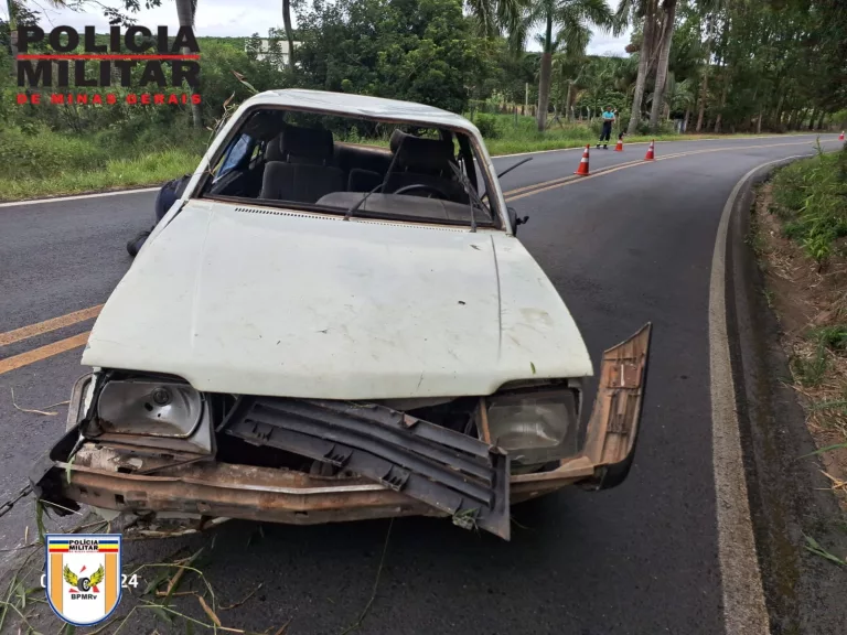 Sete jovens ficam feridos em capotamento na MG 455