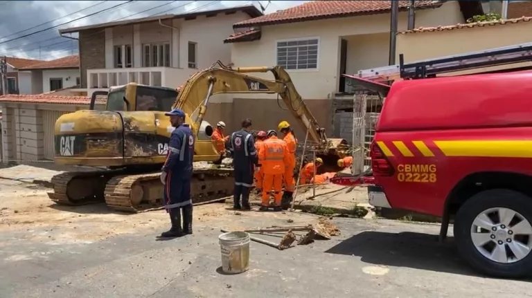 Homem morre soterrado em obra