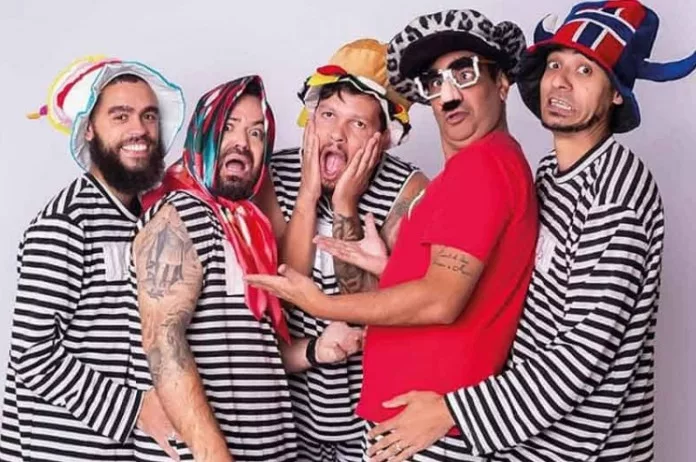 Banda cover dos Mamonas Assassinas faz show no shopping