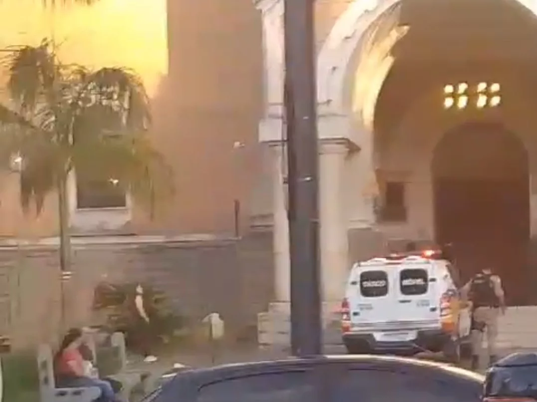 Homem foge da polícia e se esconde em igreja