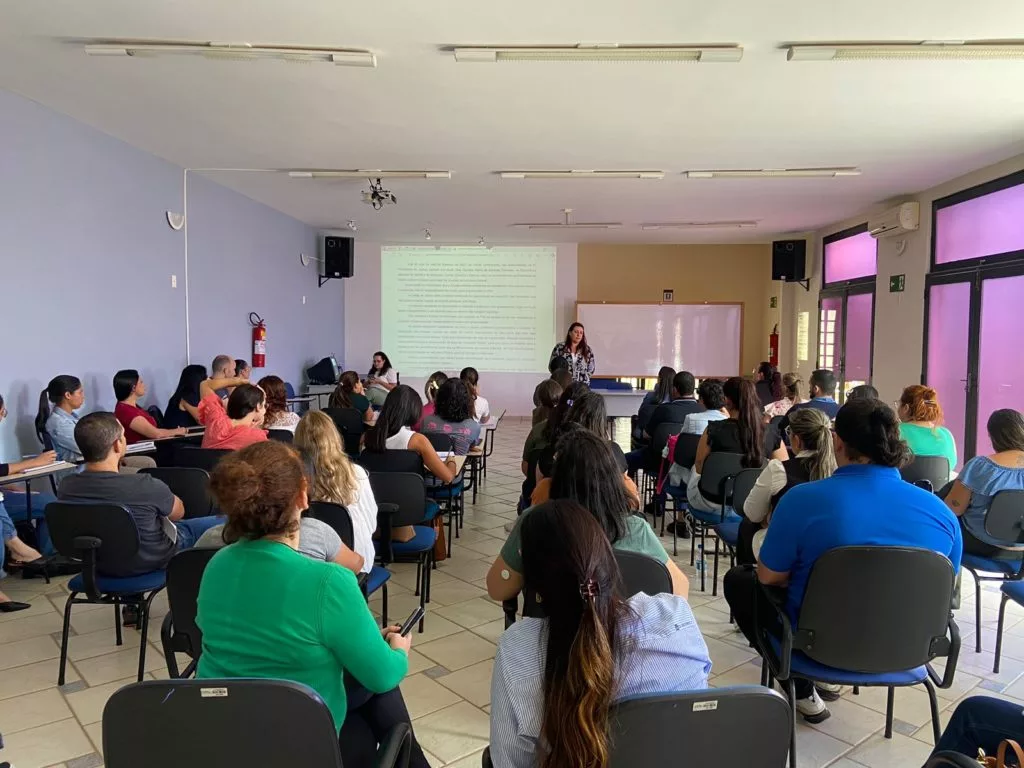 Nova estratégia de vacinação contra covid em Poços é discutida por enfermeiros