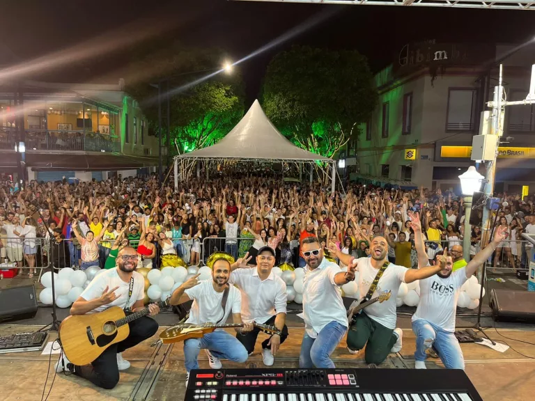 Mais de 7 mil pessoas celebram a chegada do ano novo na praça Pedro Sanches