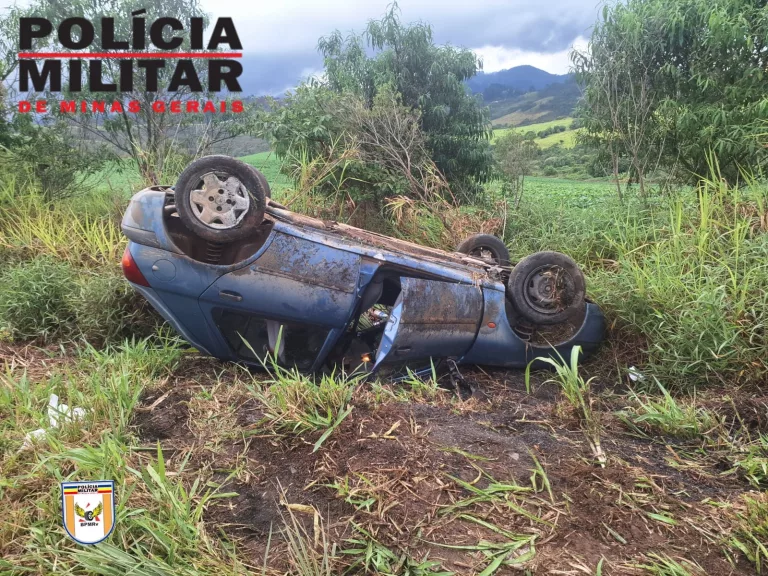 Caminhão na contramão provoca capotamento na zona sul