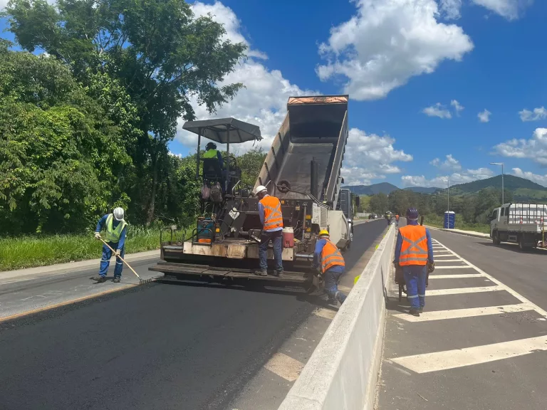 Rodovias em Poços passam por obras de manutenção