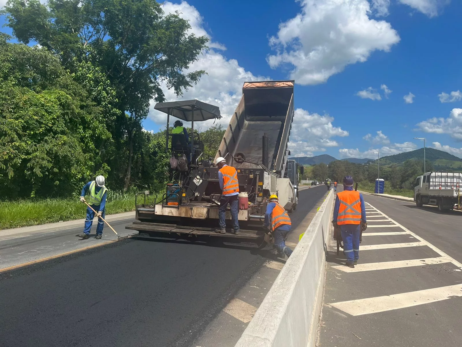 Rodovias em Poços passam por obras de manutenção
