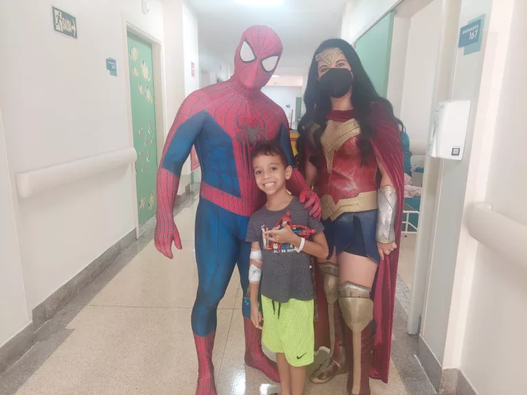 “Mulher Maravilha” e “Homem Aranha” visitam a Santa Casa de Poços