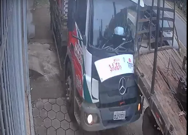 Câmeras de segurança registram acidente entre caminhões; assista
