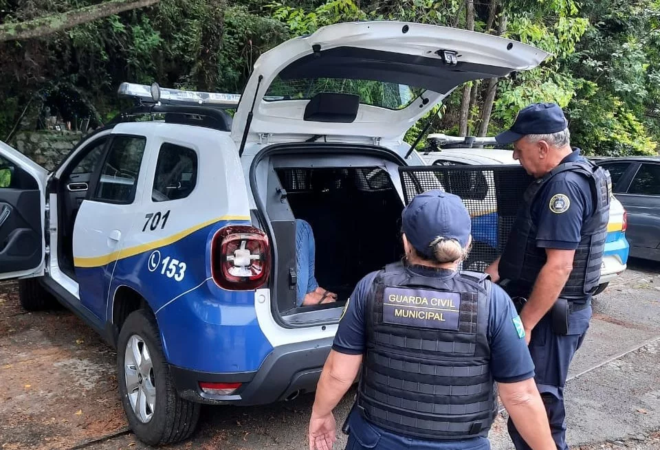 Mulher que tentou morder policial é detida novamente