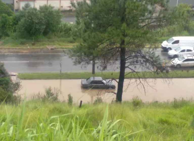 Avenida Wenceslau Brás tem alagamento por conta da forte chuva em Poços
