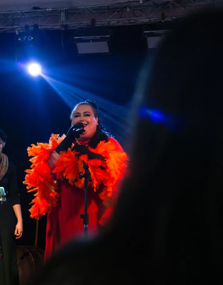 Festival Identidade Feminina apresenta “Tine Canta nas Estrelas” neste domingo