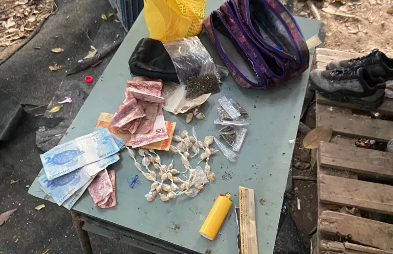 Polícia flagra traficantes preparando drogas em mata