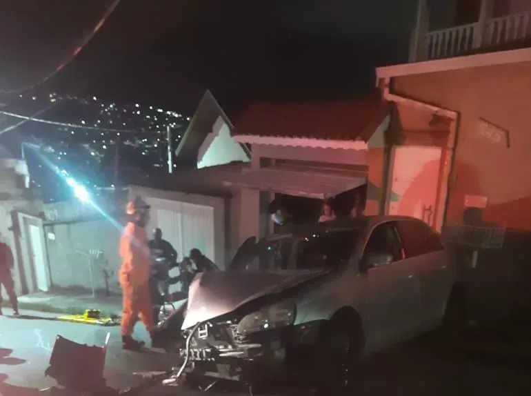 Carro bate em poste e para em muro