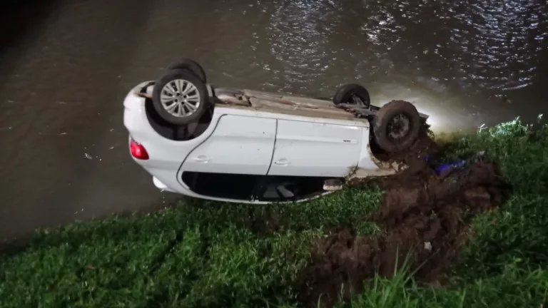 Carro cai em rio