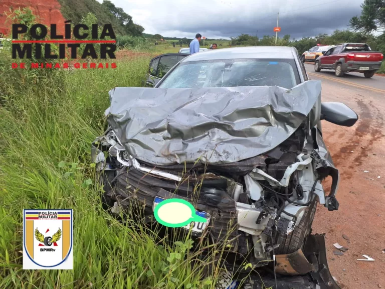 Acidente entre carro e caminhonete