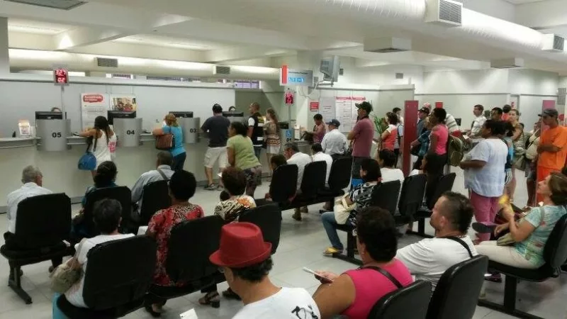 Procon autua agência bancária de Poços e multa pode passar de R$ 100 mil