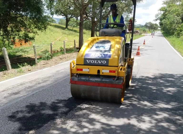 Máquinas trabalham para melhorar a circulação nas rodovias (foto: Divulgação)