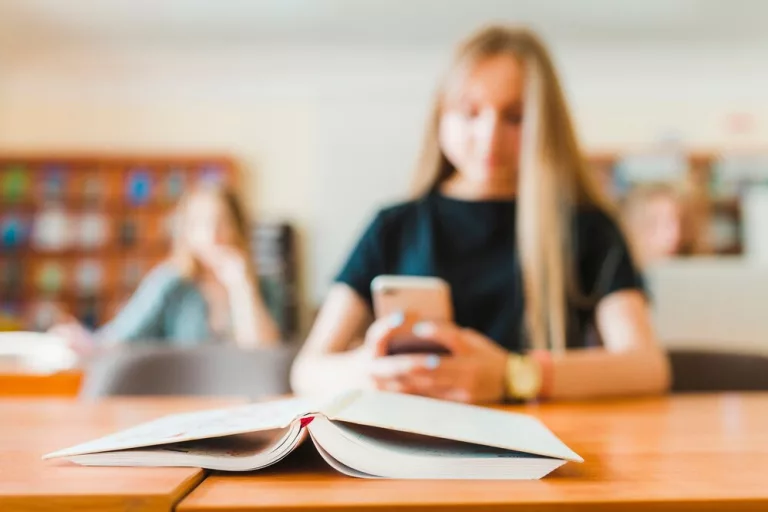 Uso de celular por alunos deve ser decidido pela direção da escola, diz secretária