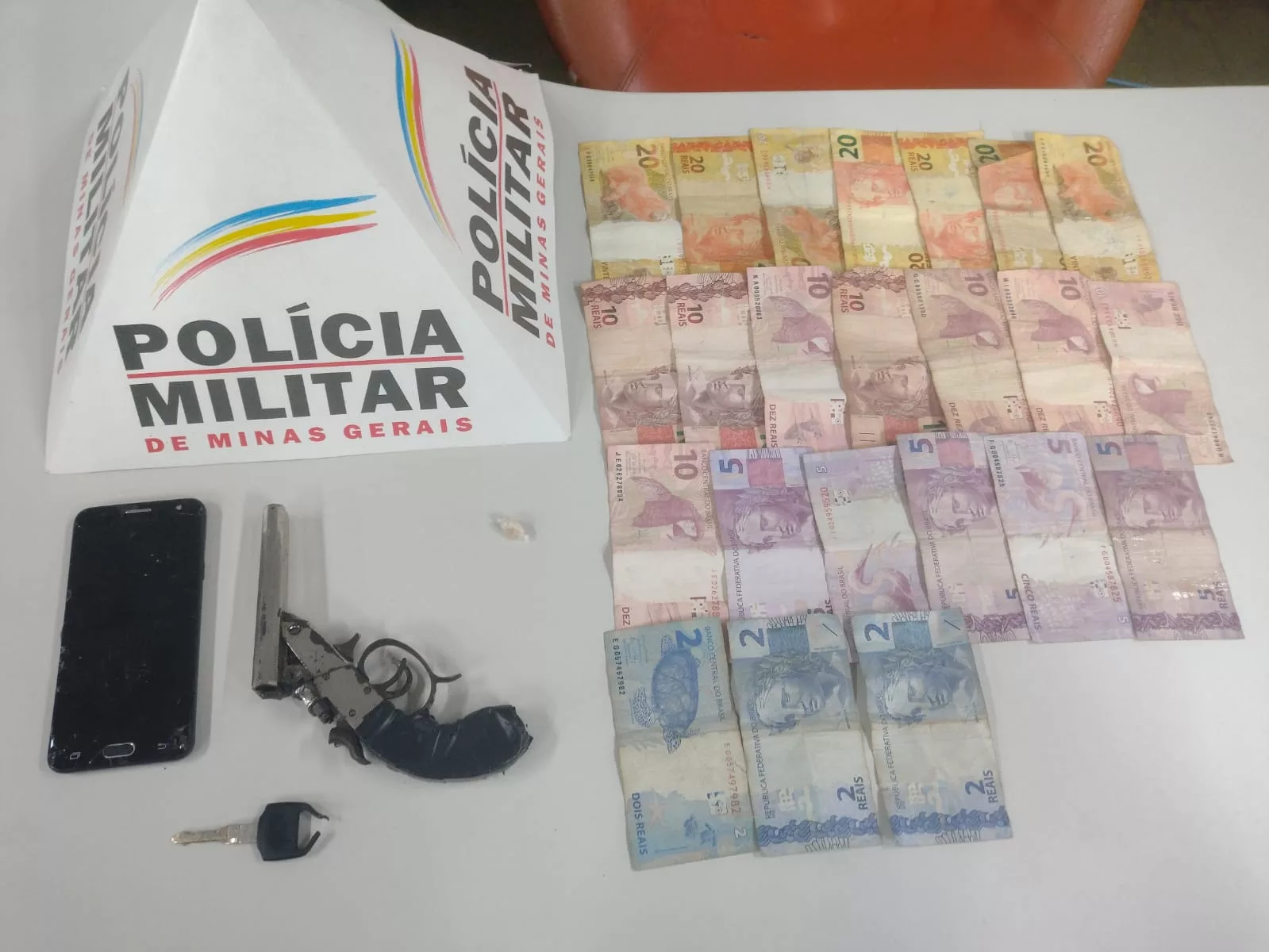 Polícia Militar evita roubo e apreende arma e moto