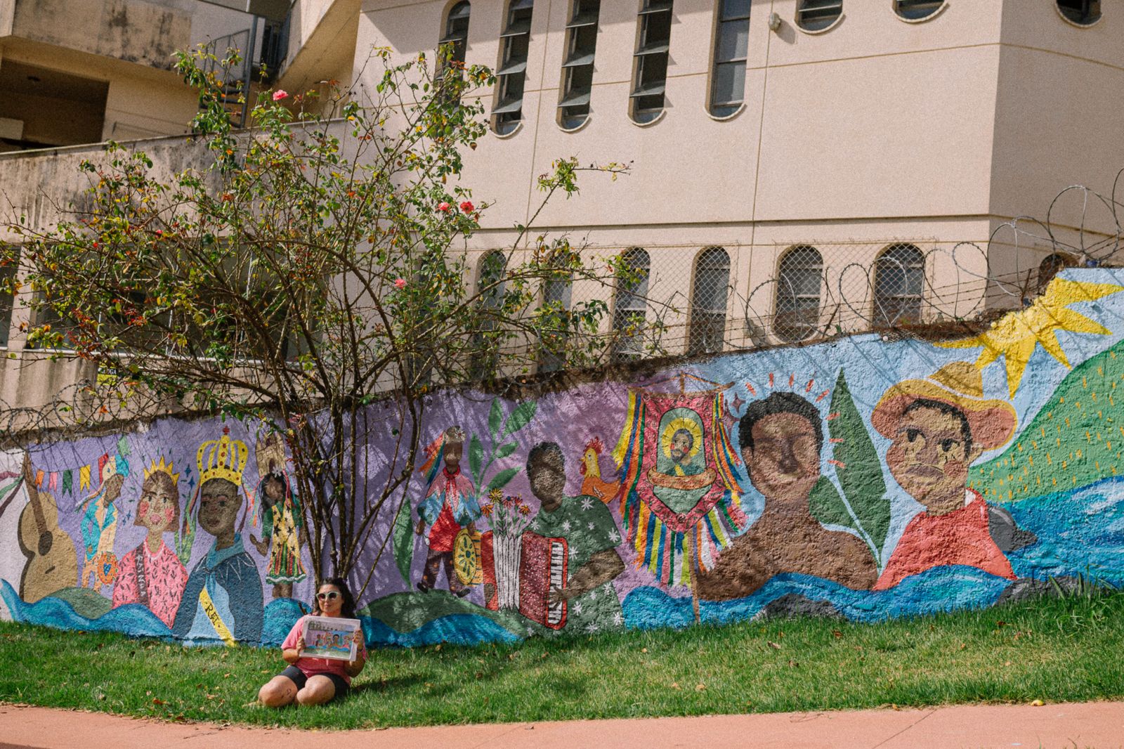Mural de Lo Firmino homenageia história do samba no Cascatinha