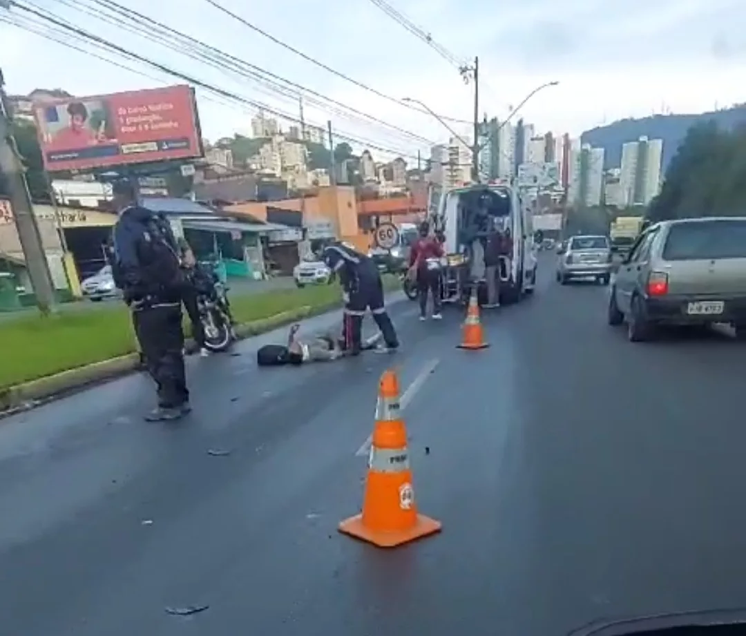 Acidente entre caminhão e moto deixa homem ferido