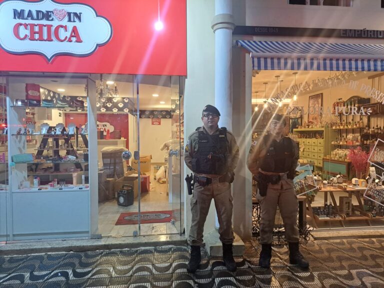 dupla foi flagrada furtando loja