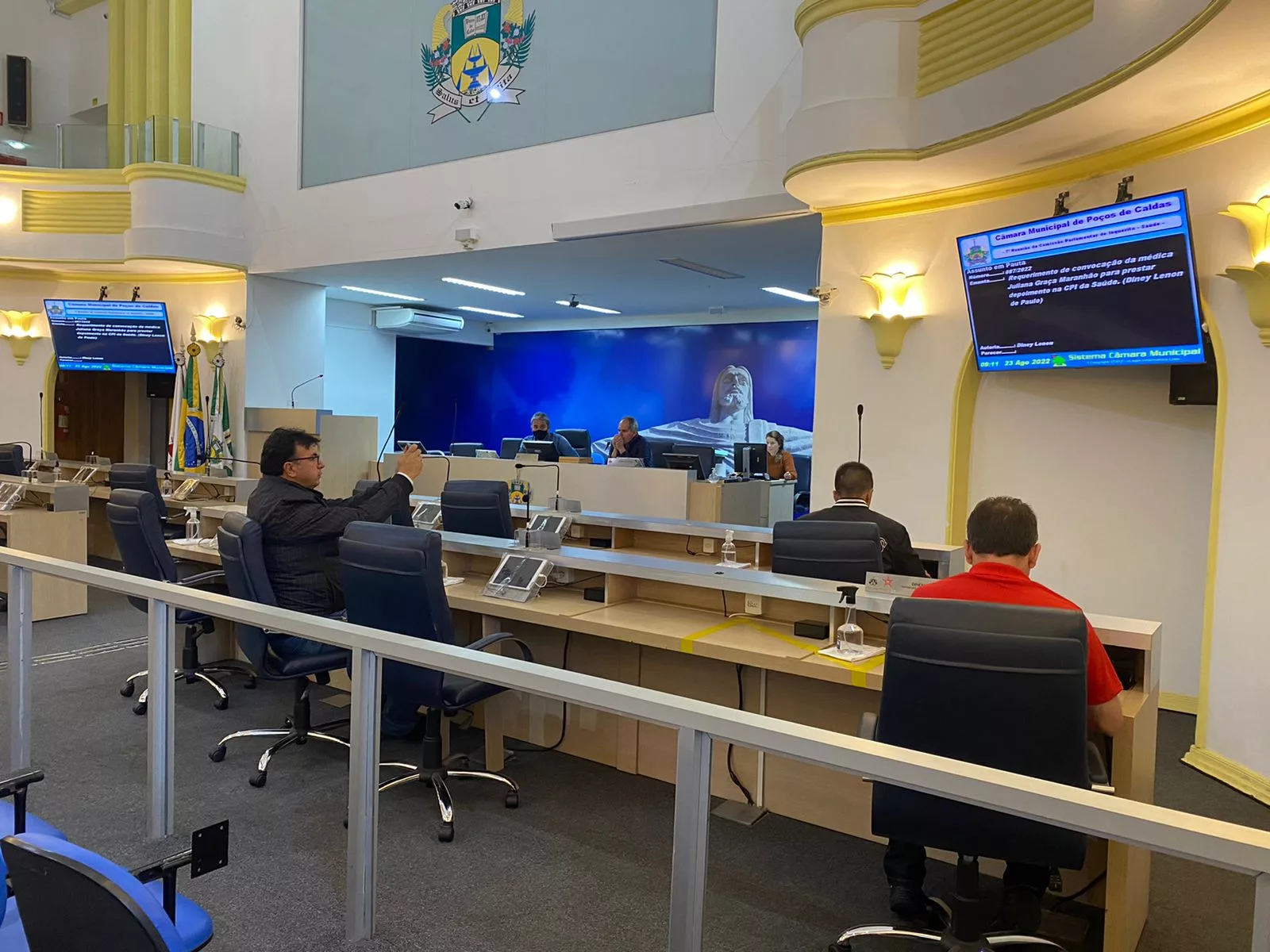 Câmara de Poços entrega documentos e relatório da CPI da Saúde à Polícia Federal