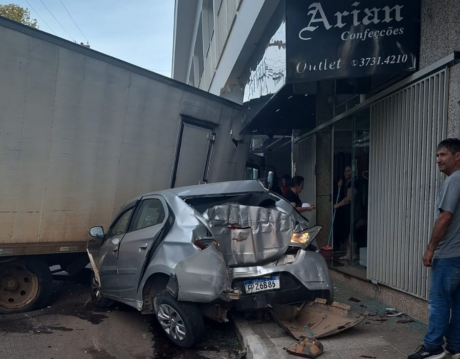 Caminhão perde o freio e provoca acidente com vários veículos