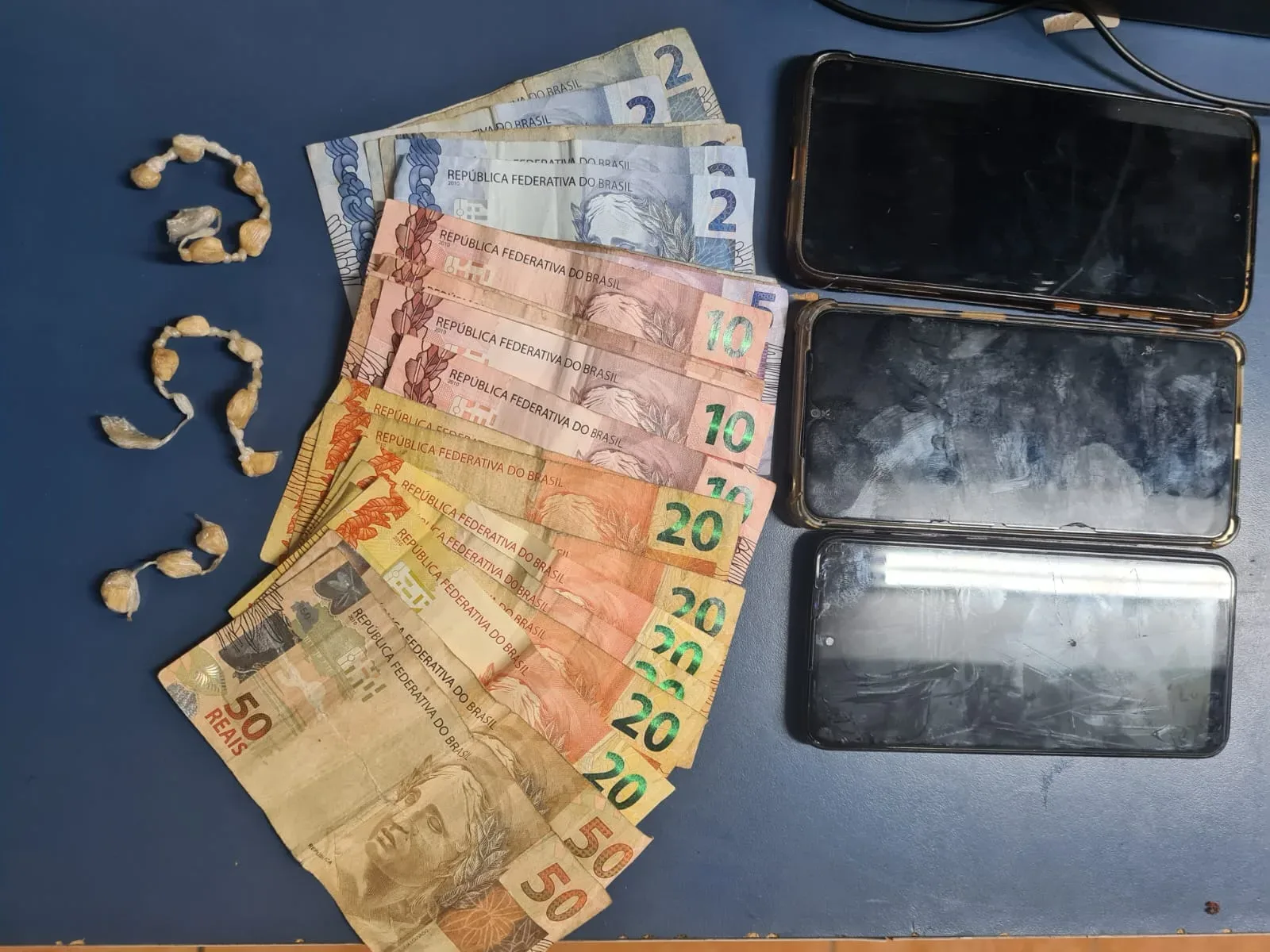 Polícia Militar detém homens e adolescente por tráfico Polícia Militar detém homens e adolescente por tráfico