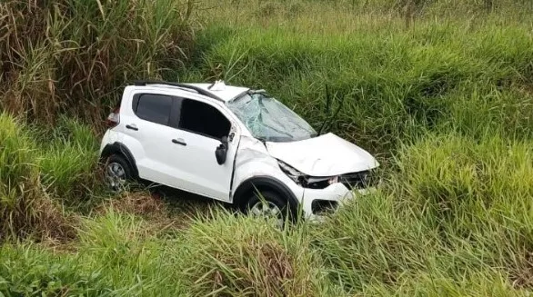 Veículo capota na rodovia do contorno e motorista fica ferido