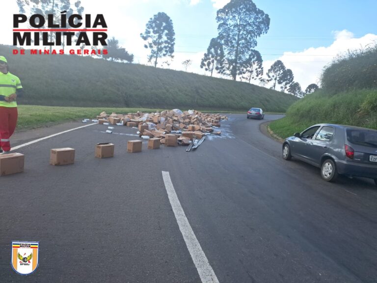 Carga de amaciantes cai de caminhão e fica espalhada em rodovia