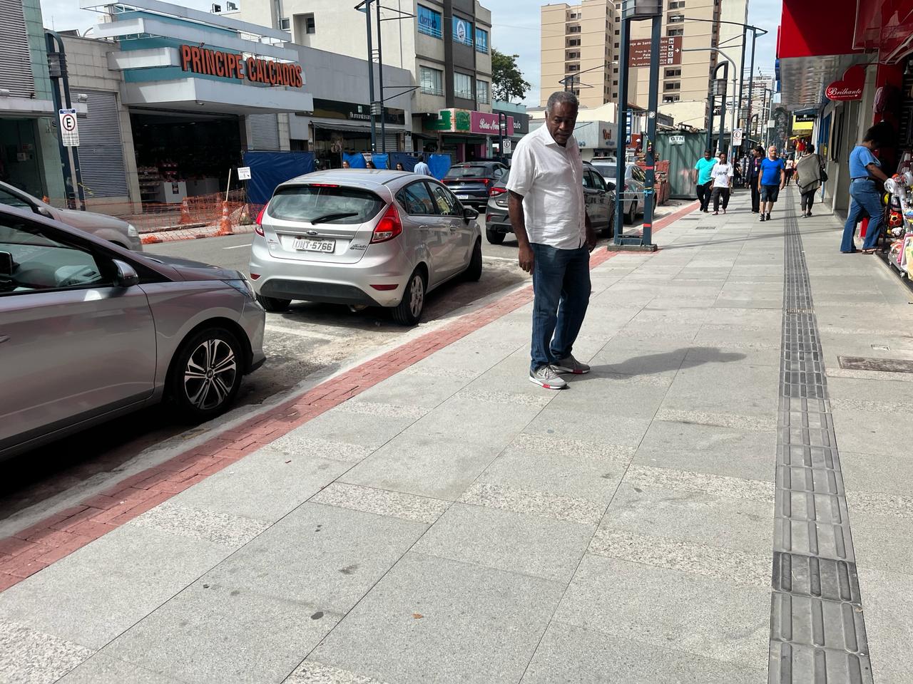 Obras das calçadas na rua Assis Figueiredo avançam para o segundo quarteirão